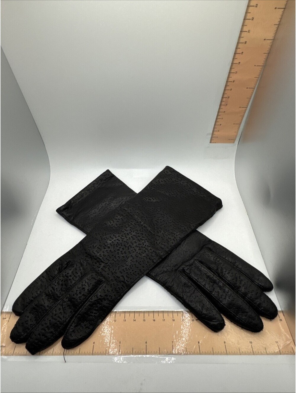 Vintage Genuine Leather Woman’s Black Gloves - M